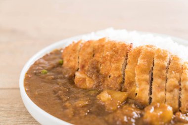 pirinç Köri soslu kızarmış pirzola domuz eti