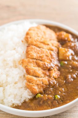 pirinç Köri soslu kızarmış pirzola domuz eti