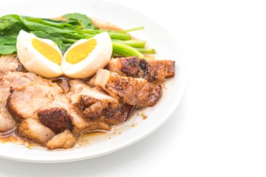 Demlenmiş Domuz eti bacak yumurta ve sebze ile