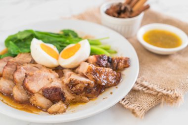 Demlenmiş Domuz bacak 