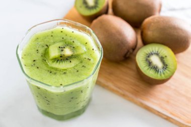 Sağlıklı taze kivi smoothie cam