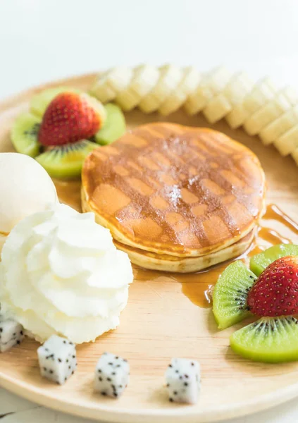 Pannkaka med vaniljglass och frukt — Stockfoto
