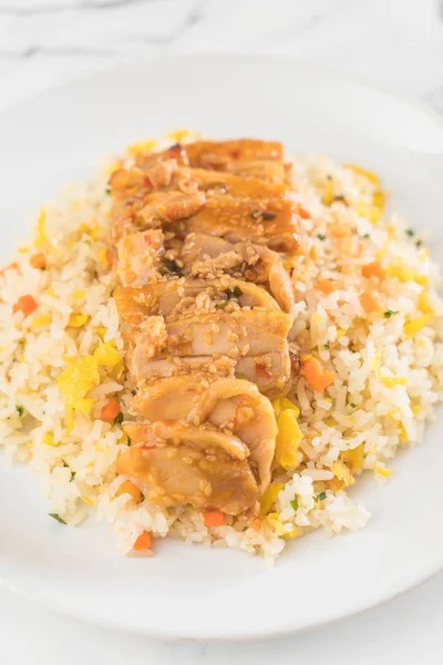 Nasi goreng dengan ayam panggang dan saus teriyaki — Stok Foto