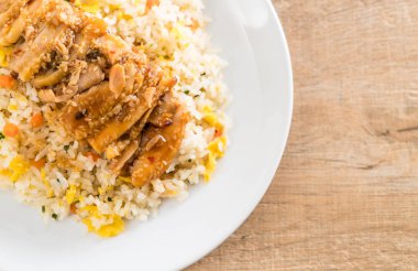 ızgara tavuk ve teriyaki soslu kızarmış pilav