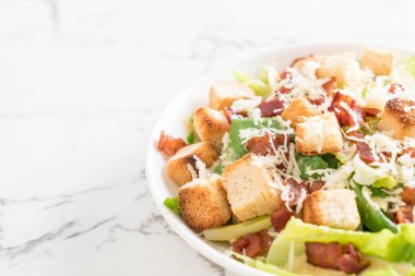 Sezar salatası masasında