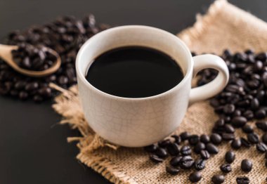 Kahve fincanı ve fasulye