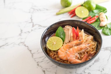 Karidesli baharatlı hazır şehriye çorbası.