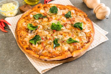 Baharatlı karides (Tom Yum) pizza