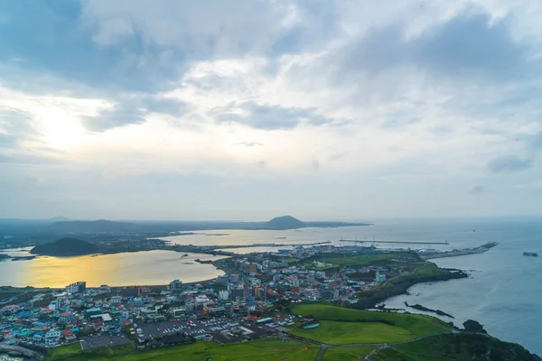 Jeju şehir manzarası görünümünden Seongsan Ilchulbong, Jeju Adası.