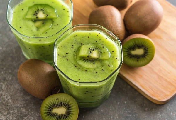 Smoothie kiwi fresco saudável em vidro — Fotografia de Stock