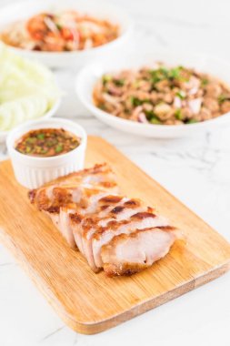 ızgara kömür haşlanmış domuz eti boyun