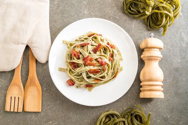 ıspanak fettuccini makarna pastırma ile