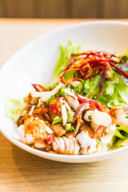 Acılı kalamar salatası ile