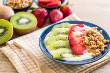 çilek, kivi ve granola ile yoğurt 
