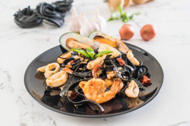 siyah spagetti veya deniz ürünleri ile makarna