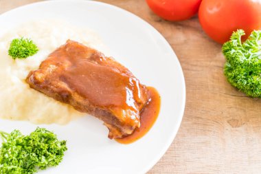 ızgara kaburga domuz püre patates ile