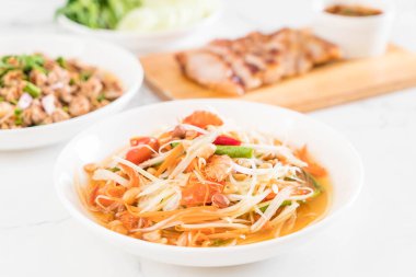 Baharatlı papaya salatası (geleneksel Tay gıda) 