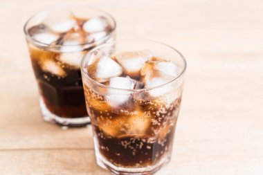 Buzlu bir bardak kola.