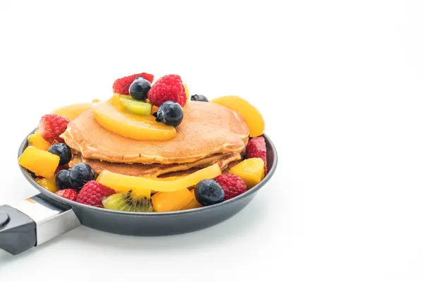 Pancake dengan buah campur (strawberry, blueberry, raspberry, m — Stok Foto