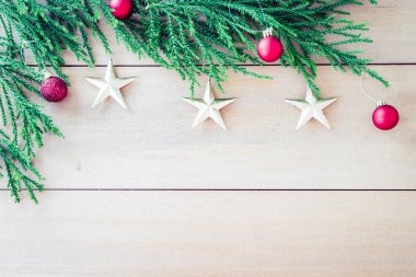 ahşap arka plan üzerinde Noel dekorasyonu ile Noel ağacı
