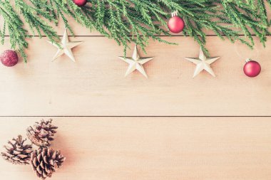 ahşap arka plan üzerinde Noel dekorasyonu ile Noel ağacı