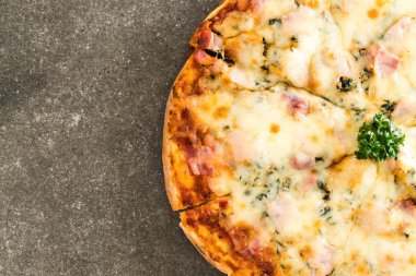 Ispanak ve pastırma pizza