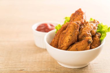 Kızarmış tavuk kanadı.