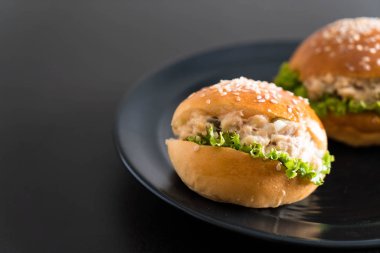 ton balıklı hamburger siyah plaka üzerinde