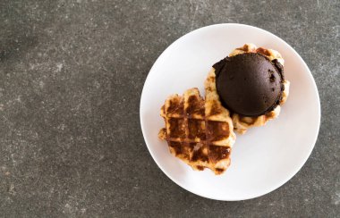Çikolatalı dondurmalı waffle 