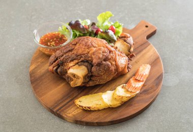 Gevrek domuz knuckle veya Alman domuz Hocks