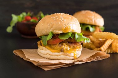 Ev yapımı taze lezzetli burger Close-Up 