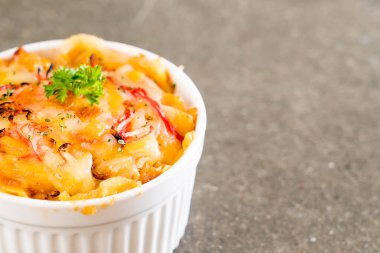 peynir ve yengeç sopa ile pişmiş makarna