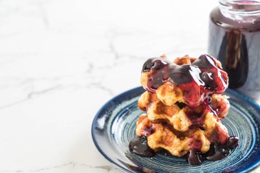 yaban mersini sosu ile waffle 