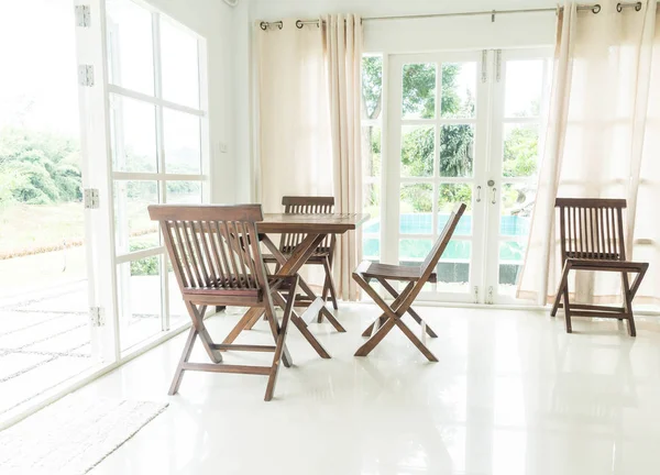 Mesa y silla vacías en el salón — Foto de Stock