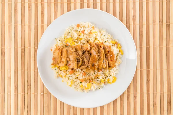 Arroz frito com frango grelhado e molho teriyaki — Fotografia de Stock