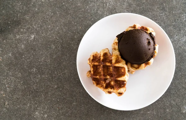 Gofre con helado de chocolate — Foto de Stock