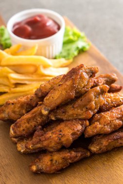 Kızarmış tavuk kanadı.