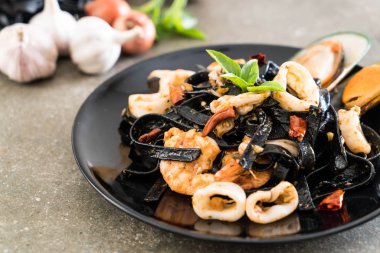 siyah spagetti veya deniz ürünleri ile makarna