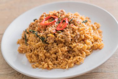 domuz eti ve fesleğen ile baharatlı kızarmış pilav