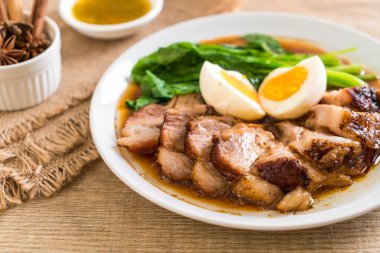 Demlenmiş Domuz bacak 