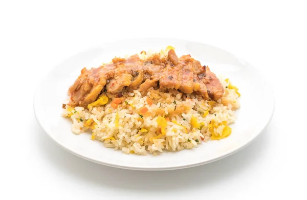 Gebakken rijst met gegrilde kip en teriyaki saus — Stockfoto