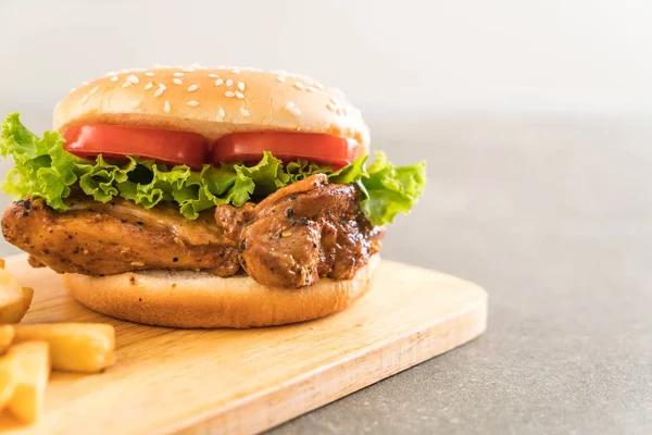 Hambúrguer de frango grelhado com batatas fritas — Fotografia de Stock