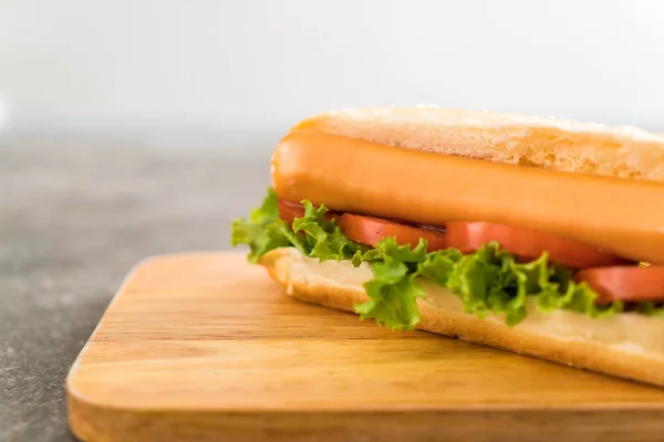 Hotdog con salsiccia e pomodoro — Foto Stock