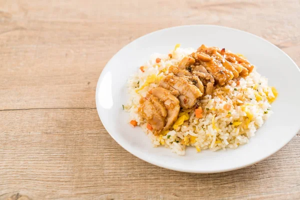 Smażony ryż z grillowanym kurczakiem i sosem teriyaki — Zdjęcie stockowe
