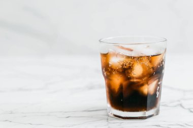 Buzlu bir bardak kola.