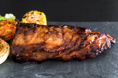 Izgara domuz pirzolası. 