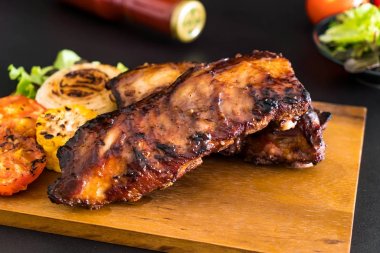 Izgara domuz pirzolası. 