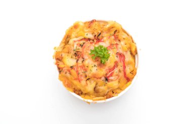 peynir ve yengeç sopa ile pişmiş makarna