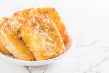 Ekmek ekmek peynir ve sarımsak ile