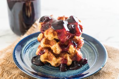 yaban mersini sosu ile waffle 